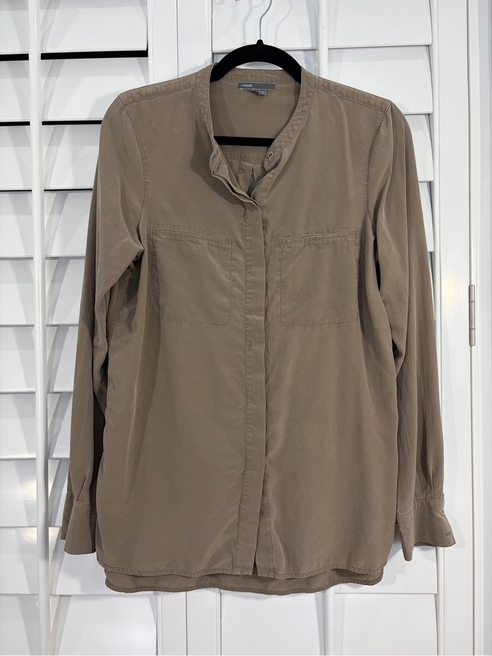 Vince. 100% Silk Button-Front Blouse in Mushroom/Taupe (10)